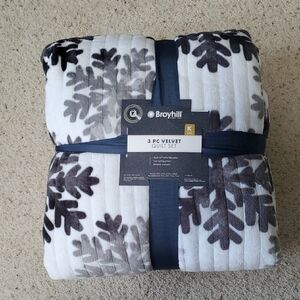 Broyhill 3-Piece Velvet Quilt Set